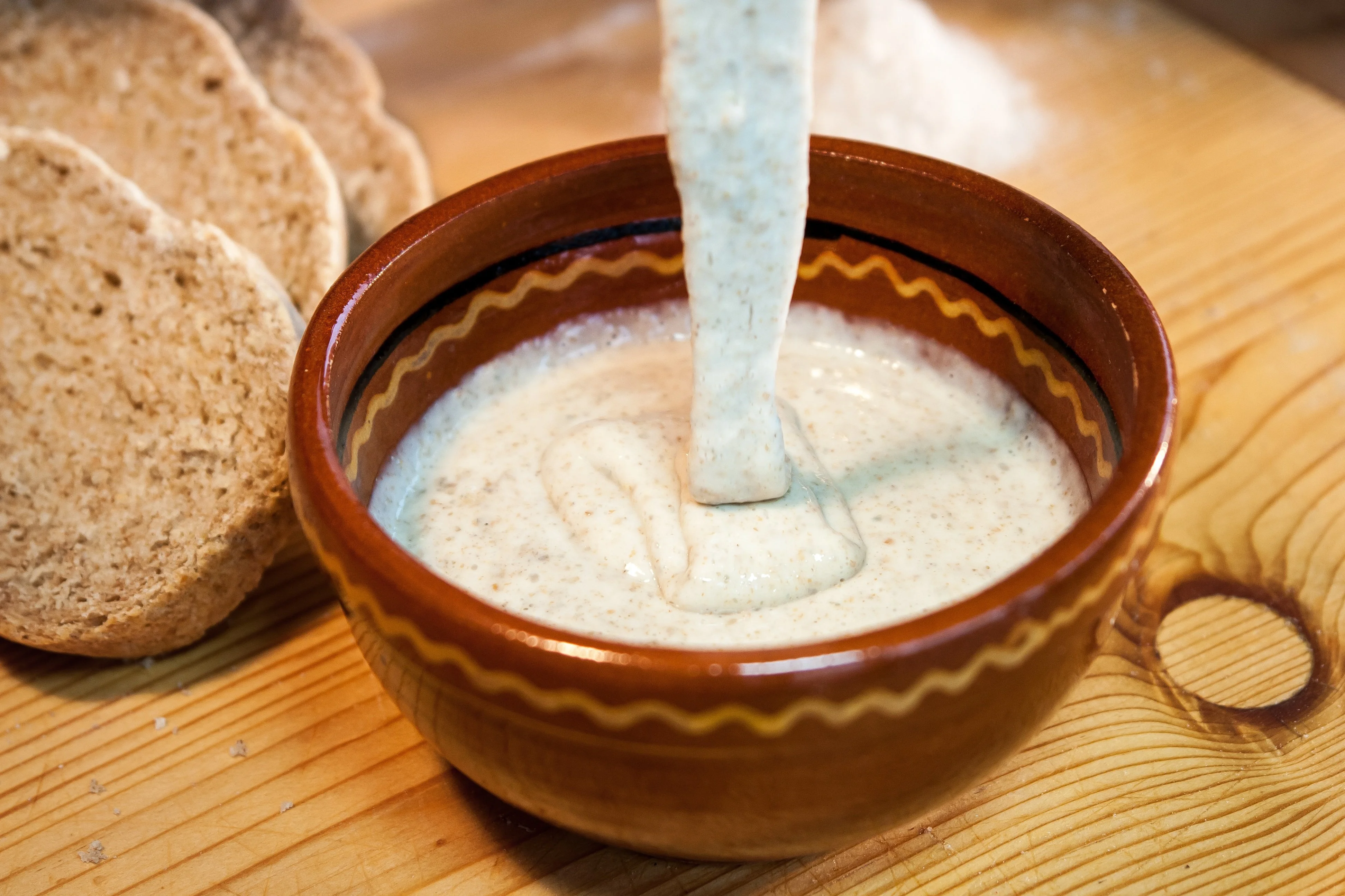 Bauernbrot aufgeschnitten auf Holzbrett