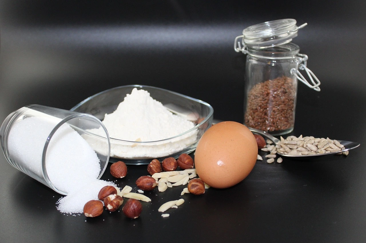 Verschiedene Backzutaten: Mehl, Hefe, Zucker, Eier, Butter
